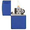 El encendedor Zippo Classic Royal Blue Matte Logo, con su tapa abierta para mostrar el logotipo icónico en el interior de metal, con una llama parpadeante en la parte superior.