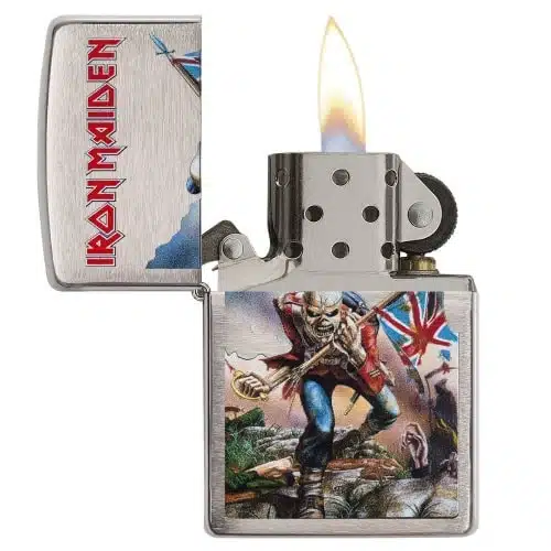 Con el logotipo de Iron Maiden y la ilustración de una figura esquelética sosteniendo una Union Jack, el Encendedor Zippo Classic Flat Sand Logo es un encendedor de metal con tapa abatible que muestra una llama abierta sobre su acabado Flat Sand.
