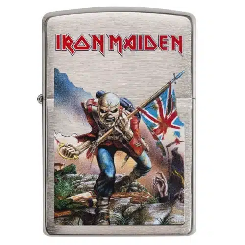 El encendedor Zippo Classic Flat Sand Logo presenta un diseño de Iron Maiden, que muestra la icónica obra de arte "Trooper". Representa a un soldado en un campo de batalla sosteniendo una bandera de la Unión Jack y una espada, con el nombre de la banda en rojo en la parte superior, todo ello complementado por el acabado de arena plana de este distintivo encendedor.