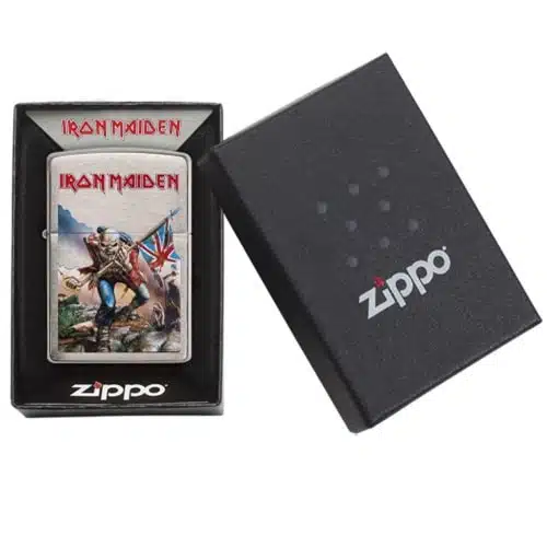 El encendedor Zippo Classic Flat Sand Logo presenta un diseño de Iron Maiden con un soldado que sostiene una bandera británica. Se presenta con estilo en una caja negra abierta, que agrega un toque de sofisticación con el icónico logotipo de Zippo en la tapa.