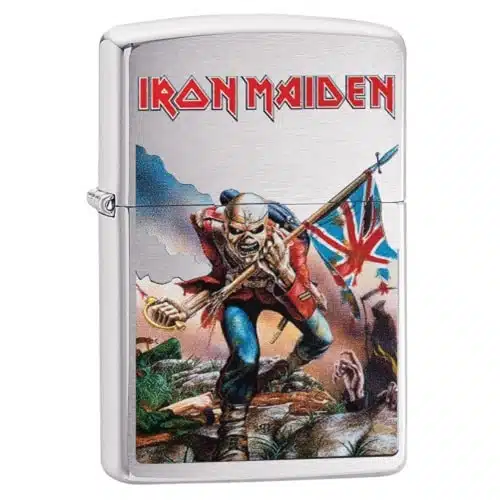 Presentamos el Encendedor Zippo Classic Flat Sand Logo, que presenta ilustraciones de Iron Maiden. Muestra una figura parecida a un soldado que sostiene una bandera británica contra montañas escarpadas y un cielo tormentoso, con el nombre de la banda "Iron Maiden" impreso de manera prominente en la parte superior en letras rojas en negrita, lo que se suma a su diseño atemporal.