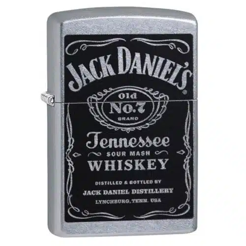El Encendedor Zippo Jack Daniel’s es un encendedor rectangular de color plateado que presenta el diseño de la etiqueta del whisky Jack Daniel's Tennessee en blanco y negro, con "Old No. 7 Brand" en la parte superior y detalles sobre la destilería en la parte inferior.