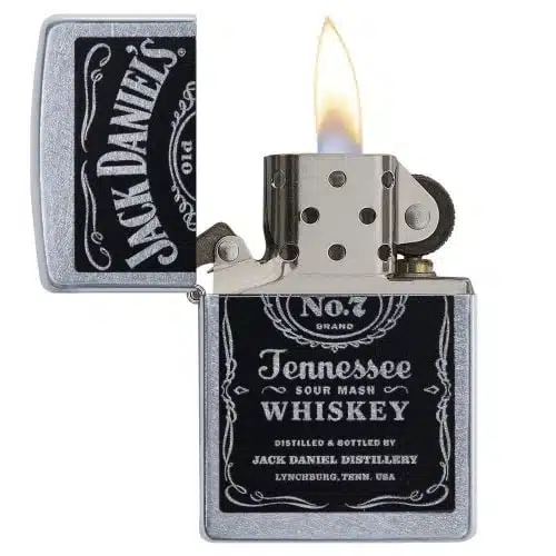 Presentamos el Encendedor Zippo Jack Daniel’s, un encendedor de metal adornado con la legendaria etiqueta del whisky Jack Daniel's Tennessee. Al abrirlo, revela una llama brillante y su frente muestra de manera prominente el logotipo de la marca y detalles de texto que reflejan el diseño característico de la botella de whisky.