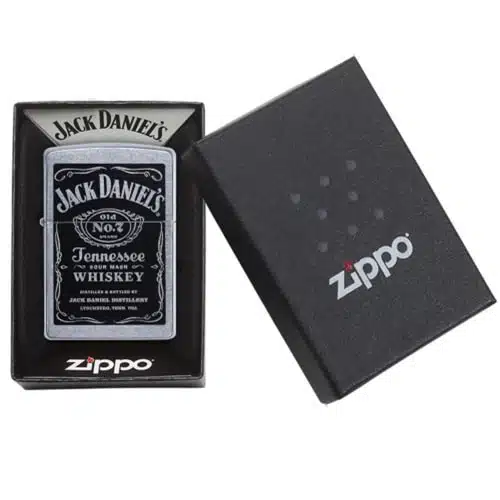 Presentado en una elegante caja negra, el Encendedor Zippo Jack Daniel’s destaca los logotipos icónicos con un diseño que recuerda a la etiqueta del whisky atemporal. El llamativo fondo negro y plateado presenta de forma destacada la inscripción "Old No. 7 Tennessee Whiskey", que encarna el espíritu de dos marcas legendarias.