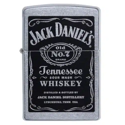 El Encendedor Zippo Jack Daniel’s es un encendedor plateado que presenta un diseño de etiqueta negra con el texto "Jack Daniel's Old No. 7 Brand Tennessee Sour Mash Whiskey" y detalles sobre la destilería en Lynchburg, Tennessee, EE. UU.