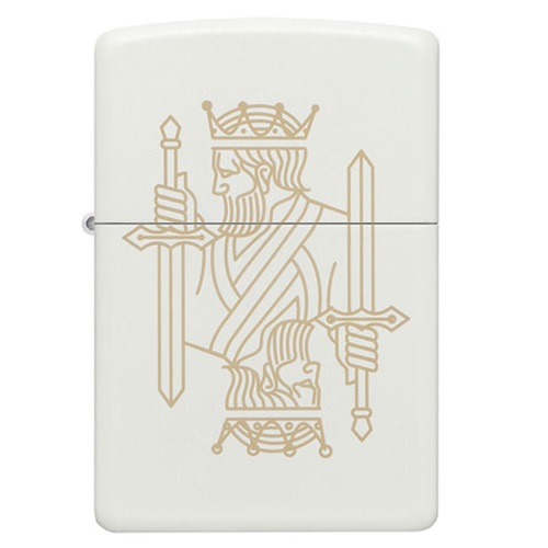 El encendedor Zippo King Queen Design presenta un encendedor blanco adornado con una representación artística de líneas doradas de un rey que sostiene una espada. La figura real, que se muestra de perfil, lleva una corona y una túnica con detalles intrincados, que refleja con elegancia el motivo de un palo de naipes que captura la esencia de la realeza.