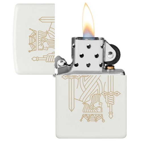 El encendedor Zippo King Queen Design presenta un exterior blanco con una ilustración intrincadamente grabada de un caballero empuñando una espada. Cuando se abre, el encendedor revela su llama encendida y su interior metálico. La majestuosa figura se puede ver parcialmente cuando el encendedor está cerrado, lo que le infunde al diseño un aura de misterio real.