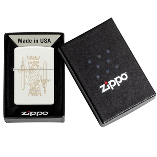 El encendedor Zippo King Queen Design es un encendedor blanco que presenta un grabado de un rey y una reina, presentado elegantemente en una elegante caja negra. La tapa ligeramente abierta muestra la palabra "Made in USA" sobre el icónico logotipo de Zippo, con una llama roja que acentúa la "i", capturando la sorprendente elegancia de su motivo real.