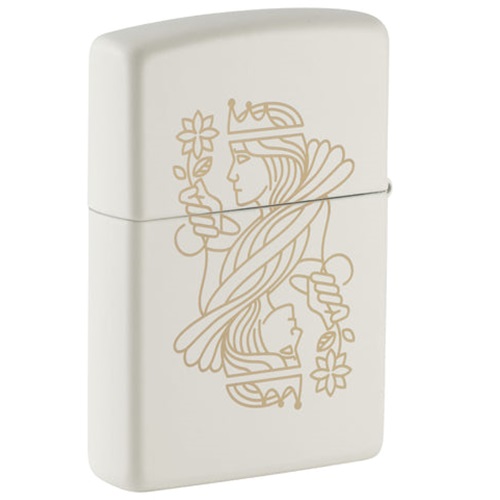 El diseño del Encendedor Zippo King Queen de color crema presenta una ilustración de arte lineal de una reina con forma de carta que sostiene una flor.