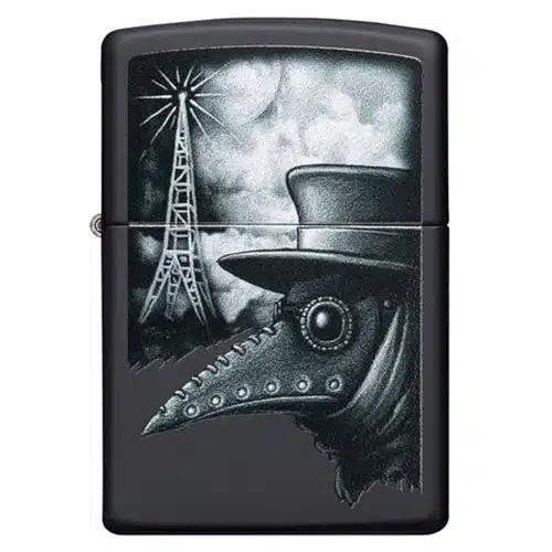 El Encendedor Zippo Plague of Disinformation presenta una ilustración detallada de un médico de la plaga, con sombrero de ala ancha y máscara con forma de pico. Detrás de él hay una plataforma petrolífera estilizada contra nubes siniestras, que simboliza la amenaza de la desinformación.