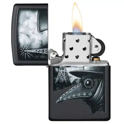 El encendedor Zippo Plague of Disinformation se muestra con la tapa abierta, revelando una llama que resalta el intrincado diseño de un médico de la plaga que lleva una máscara con pico y un sombrero sobre un fondo oscuro y melancólico. Esta configuración muestra no solo la llama parpadeante, sino también el mecanismo preciso del encendedor, que encarna el atractivo misterioso de Plague of Disinformation.