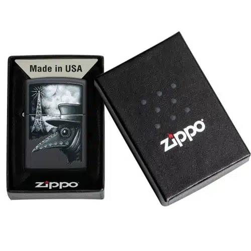 El encendedor Zippo Plague of Disinformation presenta un diseño oscuro e intrigante, que muestra una figura con sombrero y máscara con forma de pico. Viene empaquetado en una elegante caja negra marcada como "Hecho en EE. UU.".