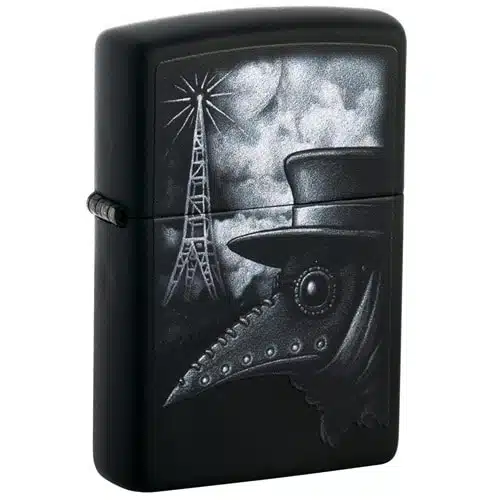 El Encendedor Zippo Plague of Disinformation presenta un acabado negro con un diseño intrincado que representa a un médico de la plaga con un sombrero de ala ancha y una máscara con pico. El fondo presenta un cielo nocturno lleno de nubes y una torre radiante, evocando una atmósfera misteriosa y espeluznante que recuerda a la plaga de la desinformación.