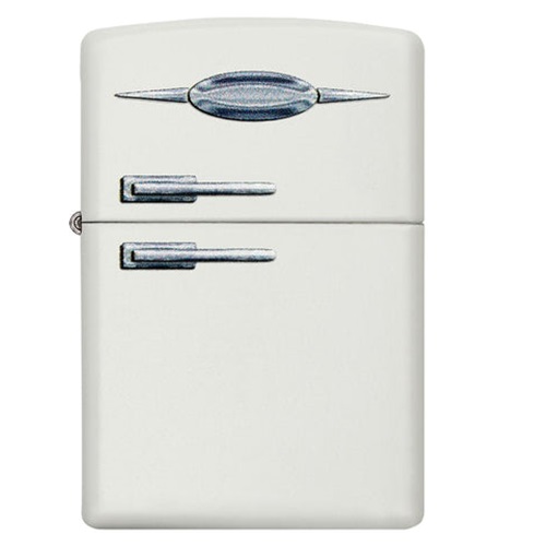 Un refrigerador blanco de estilo vintage con dos puertas y manijas cromadas, que recuerda al diseño retro del refrigerador Encendedor Zippo. El diseño muestra un emblema retro y cuenta con una forma compacta y clásica.