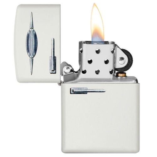Un refrigerador con diseño retro Encendedor Zippo, que presenta una tapa abatible plateada con una llama, está abierto sobre un fondo blanco.