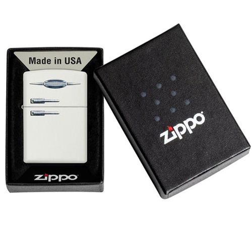 Un refrigerador con diseño retro Encendedor Zippo, con un acabado plateado con la palabra "Made in USA" impresa, se exhibe junto a su caja negra adornada con el logotipo de Zippo y un sutil guiño al diseño clásico.