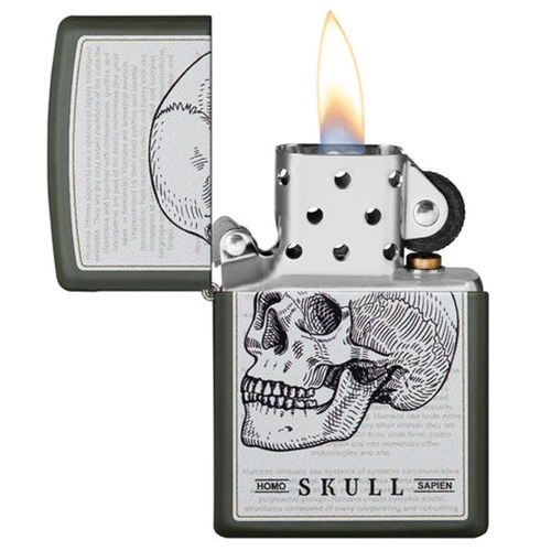 Un encendedor Zippo con diseño de calavera con la tapa abierta revela una llama parpadeante y su superficie está adornada con una ilustración detallada con la etiqueta "Calavera de Homo Sapiens".