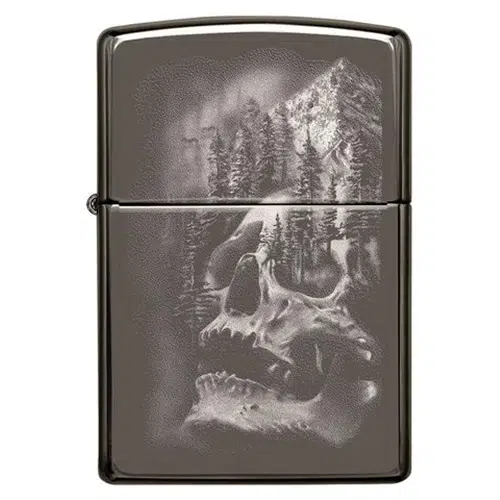 El encendedor Zippo Skull Mountain Design en plata presenta una calavera de lobo grabada sobre un fondo de árboles imponentes y picos majestuosos.