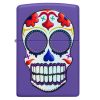 El diseño de calavera de azúcar del Encendedor Zippo presenta una colorida calavera de azúcar adornada con intrincados patrones de flores y formas geométricas en rojos, azules y amarillos vibrantes, todo sobre un llamativo fondo violeta.