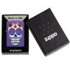 El encendedor Zippo Sugar Skull Design muestra con orgullo su vibrante diseño de calavera de azúcar de color púrpura dentro de una caja negra con la inscripción "Hecho en EE. UU." La tapa parcialmente visible, que presenta el logotipo de Zippo, realza la elegancia de este encendedor distintivo.