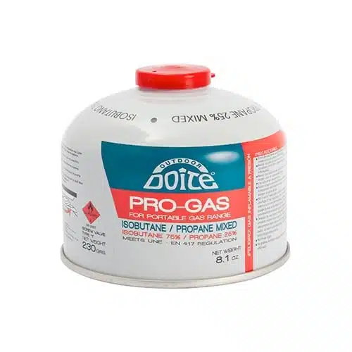El Doite C/Rosca de Gas de 230 g es un recipiente cilíndrico con tapa roja, diseñado específicamente para cocinas portátiles a gas. Contiene una mezcla de 75 % de isobutano y 25 % de propano, tiene una capacidad de 230 gramos de gas y un peso neto de 8,1 onzas. El recipiente cuenta con una rosca para una fácil conexión.
