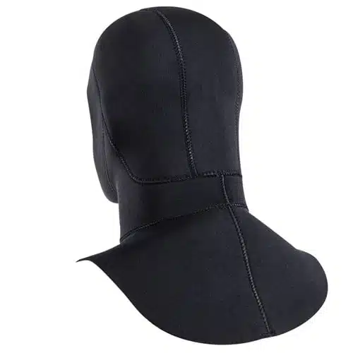El gorro de cabeza Ist Hdn0150 de 5 mm en color negro es una capucha de buceo de neopreno diseñada para cubrir la cabeza y el cuello, ofreciendo un excelente aislamiento para actividades acuáticas. Su diseño suave y aerodinámico y su amplia cobertura del cuello garantizan la máxima comodidad, con costuras visibles que resaltan su artesanía.