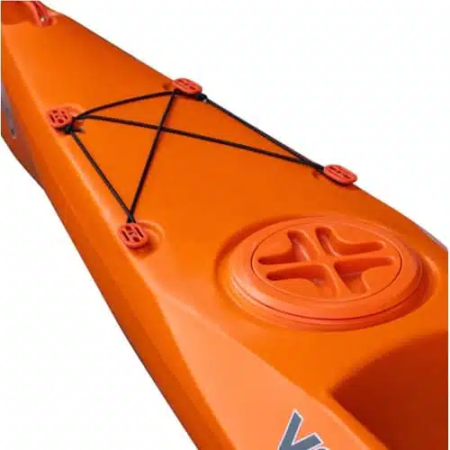 Primer plano de la sección frontal de un Kayak Marimba Vagabond, que muestra cuerdas elásticas negras en un patrón entrecruzado y una escotilla de almacenamiento circular con un diseño de trama cruzada.