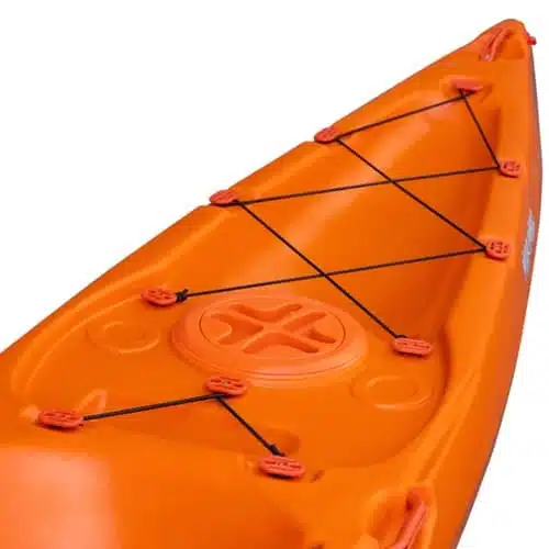 Primer plano de la proa de un Kayak Marimba Vagabond, con cuerdas elásticas negras que se entrecruzan sobre una escotilla de almacenamiento. La superficie parece lisa e incluye parte del área de asientos con detalles de cierres de color naranja.