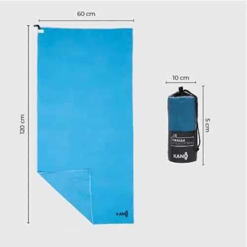 La toalla de microfibra Kano, disponible en un llamativo color azul y con unas medidas de 60 cm por 120 cm, presenta un discreto logotipo negro en una esquina. Se entrega cuidadosamente enrollada dentro de una bolsa de malla negra compacta con unas dimensiones de 10 cm por 5 cm.
