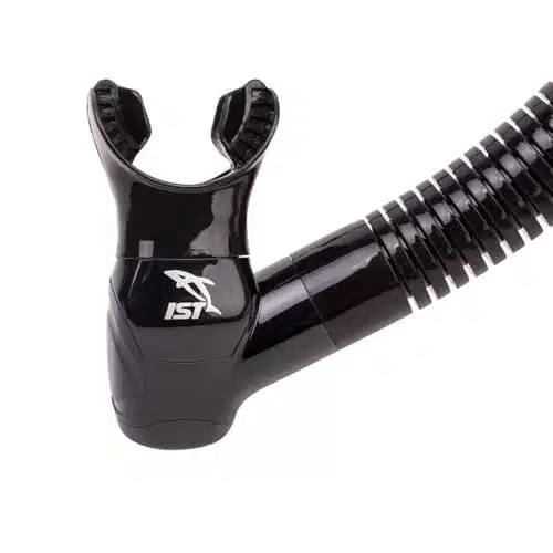 El Snorkel Ist Seco Silicona SN204/BS presenta un primer plano de su boquilla negra con una manguera corrugada flexible. La boquilla de silicona brillante y los segmentos de manguera acanalados resaltan su calidad, mientras que el logotipo de la marca "IST" se muestra de manera destacada en la superficie elegante.