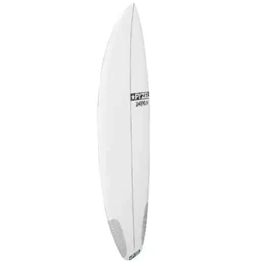 Una tabla de surf blanca Tabla Surf Gremlin 5’5” Pyzel con un diseño aerodinámico se yergue sobre un fondo liso. La tabla de surf presenta logotipos y texto de Pyzel cerca de los extremos superior e inferior, lo que resalta su apariencia elegante y minimalista.