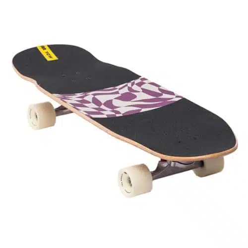 Presentamos el Surfskate Arica 33" YOW, que presenta un diseño de surfskate con una base con cinta de agarre negra y un llamativo patrón geométrico morado y blanco en el centro. Cuenta con laterales con acabado de madera natural, complementados con ruedas blancas y ejes estándar para una conducción suave.
