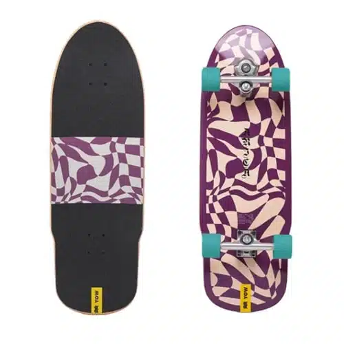 Se muestra una patineta desde las perspectivas superior e inferior. La parte superior está adornada con una cinta de agarre negra que presenta un diseño ondulado en violeta y beige en el centro, que recuerda al Surfskate Arica 33” YOW. La parte inferior muestra el mismo patrón ondulado y está equipada con ruedas verdes y ejes plateados.