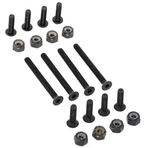 Un paquete de Tornillería Yow que contiene varios tornillos negros y sus correspondientes tuercas, presentados sobre un fondo blanco. El conjunto incluye cuatro tornillos más largos y ocho tornillos más cortos, cada uno acompañado de una tuerca a juego. Los tornillos y las tuercas Yow están ordenados cuidadosamente en filas.
