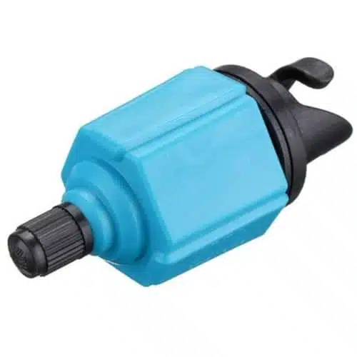 El adaptador válvula Stand Up Paddle Aqua Marina, de color azul con boquilla y tapa negras, está diseñado para regular el caudal de agua en sistemas de jardinería. Cuenta con una válvula para un control preciso y su imagen detallada muestra la estructura sobre un fondo blanco.