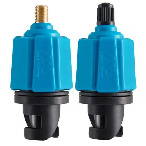 Dos unidades de Adaptador Válvula Stand Up Paddle Aqua Marina en color azul y negro, con diferentes boquillas. El adaptador izquierdo incluye una válvula de latón roscada, mientras que el derecho tiene una válvula de goma. Ambos adaptadores tienen tapas hexagonales azules y bases cilíndricas negras, con el nombre de la marca "ANA" claramente visible.
