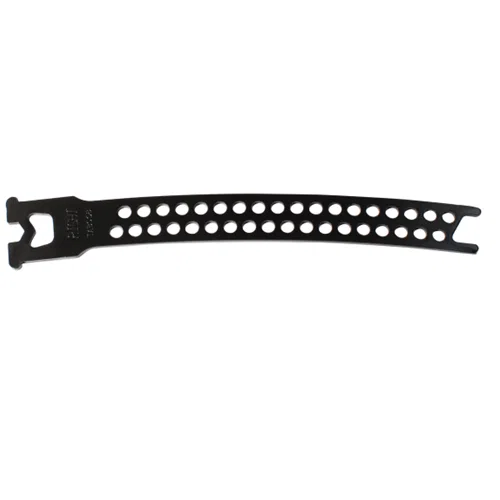 Una tira de plástico negra con orificios circulares espaciados uniformemente a lo largo de su longitud. La barra reversible Petzl 2 Barras L tiene un extremo en forma de horquilla y un extremo en forma de gancho, probablemente diseñados para fines de sujeción o fijación.