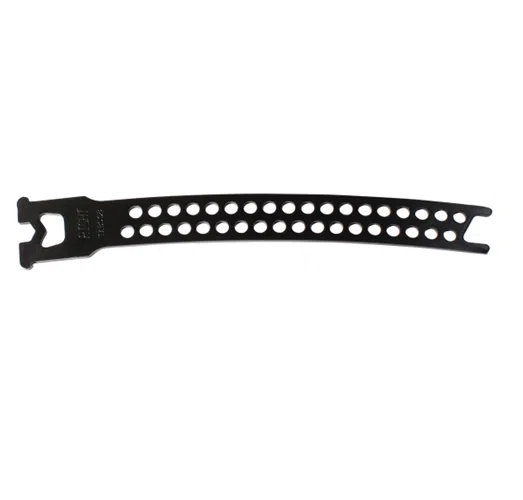 Una tira de plástico negra con orificios circulares espaciados uniformemente a lo largo de su longitud. La barra reversible Petzl 2 Barras L tiene un extremo en forma de horquilla y un extremo en forma de gancho, probablemente diseñados para fines de sujeción o fijación.