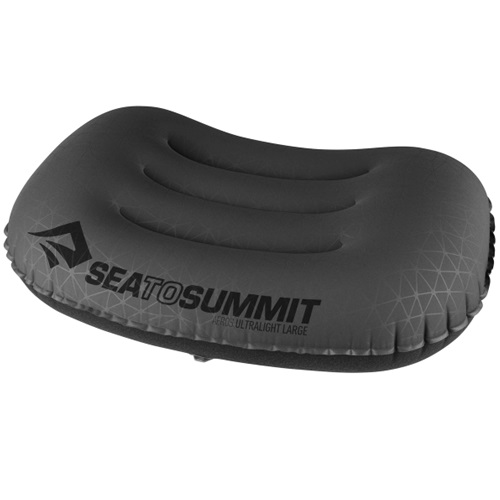 La Almohada Inflable Sea To Summit Aeros Ultralight Grey Large es una almohada de viaje inflable compacta y gris que presenta una forma contorneada con crestas horizontales para brindar apoyo al cuello y el nombre y el logotipo de la marca impresos en texto blanco en la superficie.