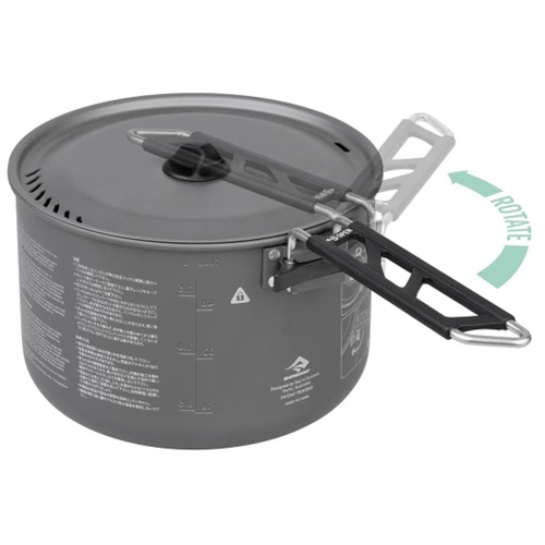 La olla para acampar Sea To Summit Alpha Pot 1.2L Grey, una elegante olla para acampar de color gris, cuenta con un asa plegable parcialmente extendida. El costado de la olla muestra instrucciones y medidas, junto con una flecha que dice "rotar" para guiar el ajuste del asa.