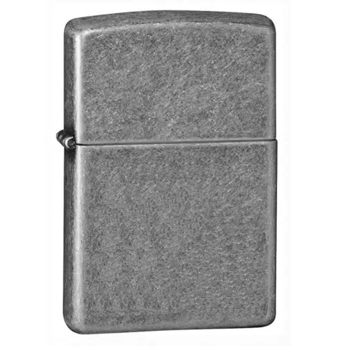 Encendedor Zippo Classic Antique Silver Plate de metal rectangular en color plata, con una textura rugosa y cepillada. La tapa con bisagra está cerrada y el encendedor cuenta con un diseño simple y minimalista sin marcas ni distintivos visibles. Su atractivo atemporal recuerda al estilo clásico de Zippo.