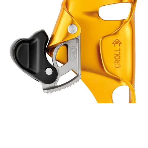 Primer plano de un Bloqueador Ventral Petzl Croll L naranja con empuñadura negra y mecanismo de leva plateado, con dirección "UP" y "CROLL" claramente indicados en el dispositivo.