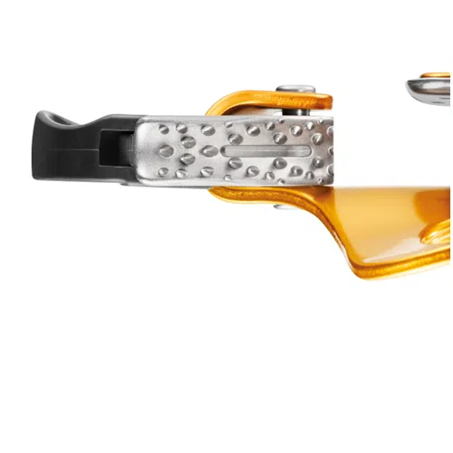 Primer plano de un Bloqueador Ventral Petzl Croll S con empuñadura naranja y mecanismo de engranaje plateado, con empuñaduras texturizadas para un manejo seguro.