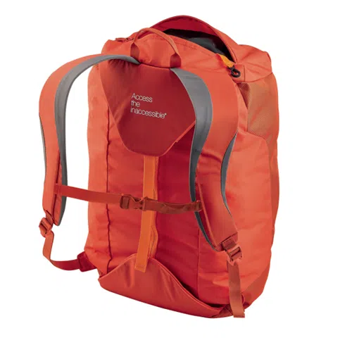 El bolso para cuerda Petzl Kliff es una mochila de color naranja vibrante con detalles en gris, que muestra de forma destacada la frase "Accede a lo inaccesible" en el panel posterior. Incluye correas de hombro acolchadas, una correa para el pecho y un compartimento principal espacioso para todas tus necesidades de aventura.