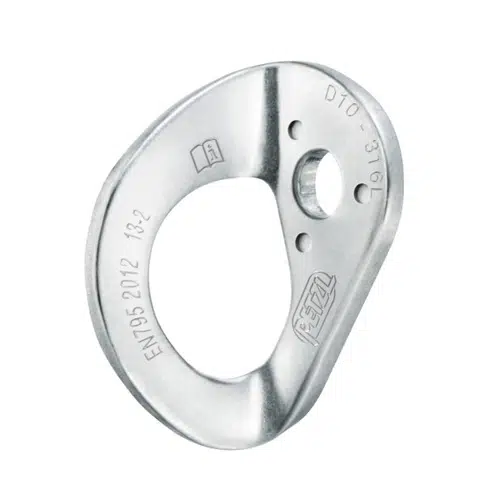 Chapa de escalada plateada del Pack Chapa de Acero Petzl Coeur Stainless 10mm - 20 Unidades, con el logotipo de Petzl grabado. La chapa es alargada y ovalada con un orificio central para pernos y un pequeño orificio adicional. Tiene estampados "EN795 2012 13-2", "0170" y "316L" para indicar sus normas y material.
