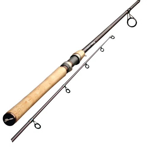 La Caña Sportex C.Turbo 2,70 MT es una caña de pescar de dos piezas que cuenta con un mango de corcho y múltiples guías de línea. Este modelo incluye un portacarrete de metal y cuenta con elementos de diseño elegantes, lo que sugiere que es liviana y duradera para diversas aplicaciones de pesca. La pieza superior se puede desmontar y colocar al lado de la pieza del mango.