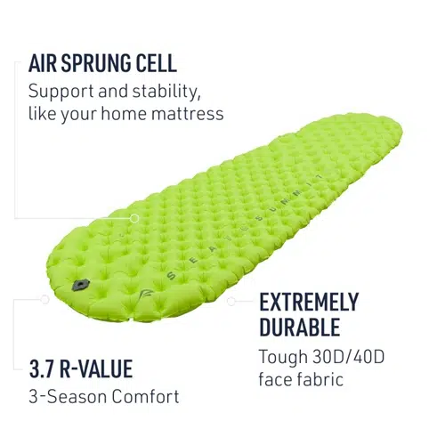La colchoneta inflable Sea To Summit Comfort Light Insulated Regular presenta un diseño verde vibrante con celdas con suspensión neumática para un excelente soporte y un valor R de 3,7, lo que garantiza comodidad durante las 3 estaciones. Está confeccionada con una tela exterior 30D/40D extremadamente duradera, lo que le brinda una experiencia de descanso de primera calidad.