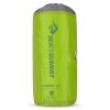 El saco de dormir Green Sea to Summit está cuidadosamente empaquetado en un saco cilíndrico que presenta el logotipo de la marca junto con el texto "Comfort Light Insulated" en azul. Para una comodidad óptima en el camping, combínalo con la colchoneta inflable Sea To Summit Comfort Light Insulated Regular.