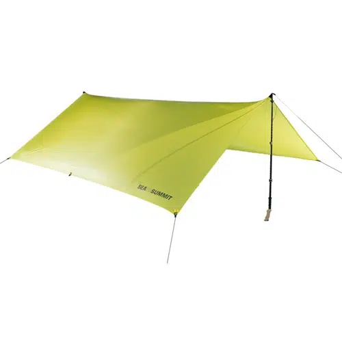 El toldo ligero y verde para Camping Sea To Summit Escapist Tarp Shelter Large de 3 m x 3 m se monta con un solo poste en el centro y se asegura con cuerdas tensoras en cada esquina. Una vez extendido y elevado, proporciona un espacio protegido debajo. Las palabras "Sea to Summit" son visibles en el borde de la lona.