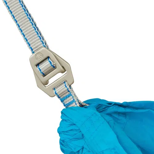 Primer plano de un conjunto de hamaca individual Hamaca Sea To Summit Pro, resaltando la hamaca de tela azul firmemente asegurada con una correa robusta blanca y azul y una hebilla de metal gris, enfatizando las costuras detalladas y la construcción duradera.